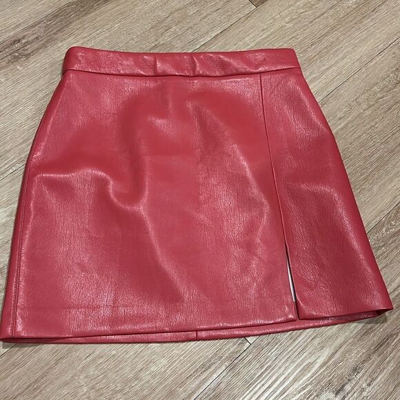 Wilfred • Aritzia Patio rosy red faux leather mini skirt - Picture 4 of 8